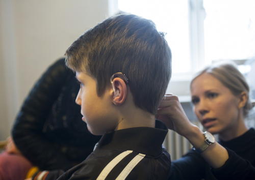 Barn med høreapparat